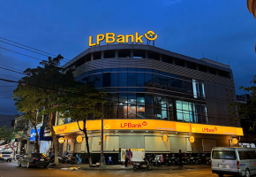 Biển hiệu Ngân hàng LPB